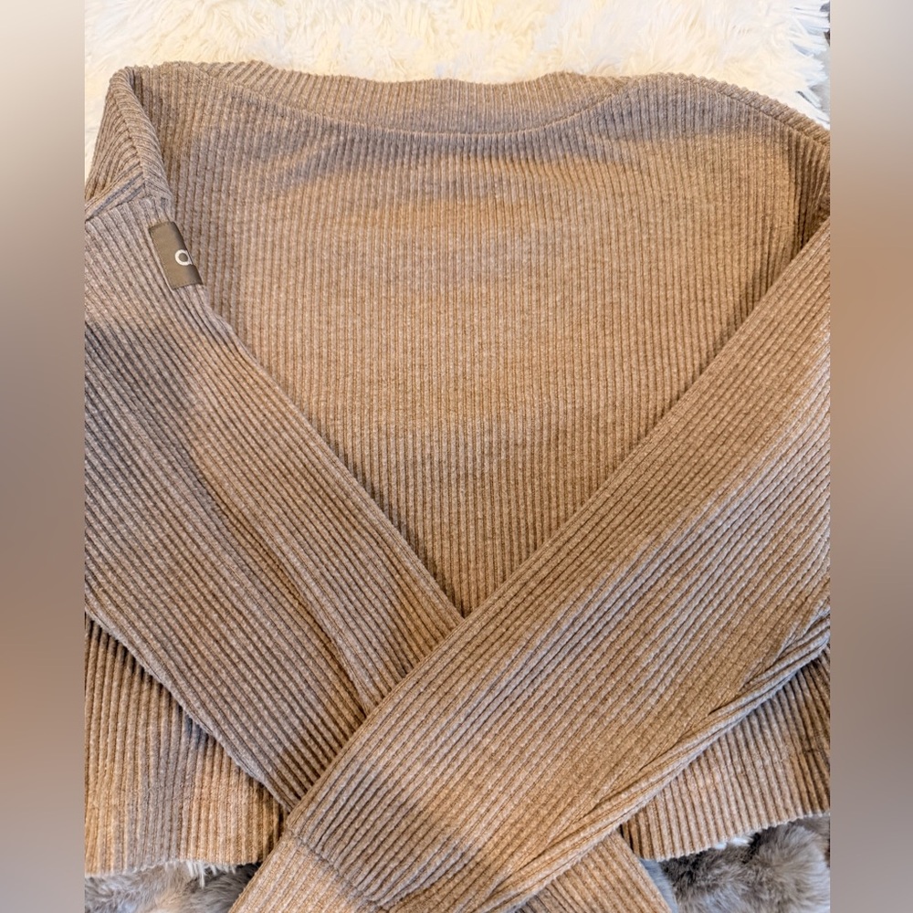 Women’s Alo Muse Pullover - Picture 4 of 4